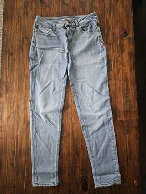 Maurices Size 6 Light Wash Straight Leg Jeans
